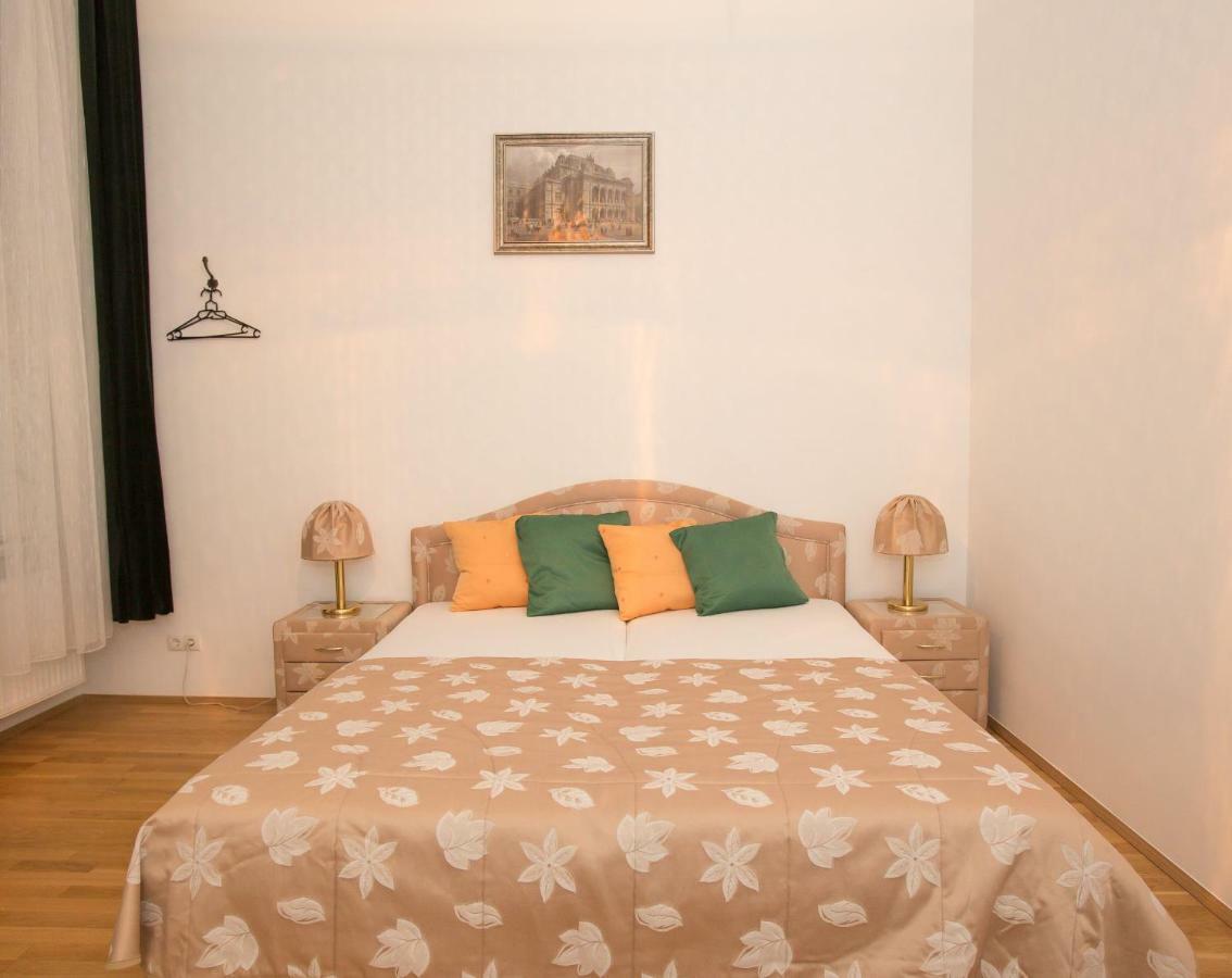 Apartament Opera 1 *