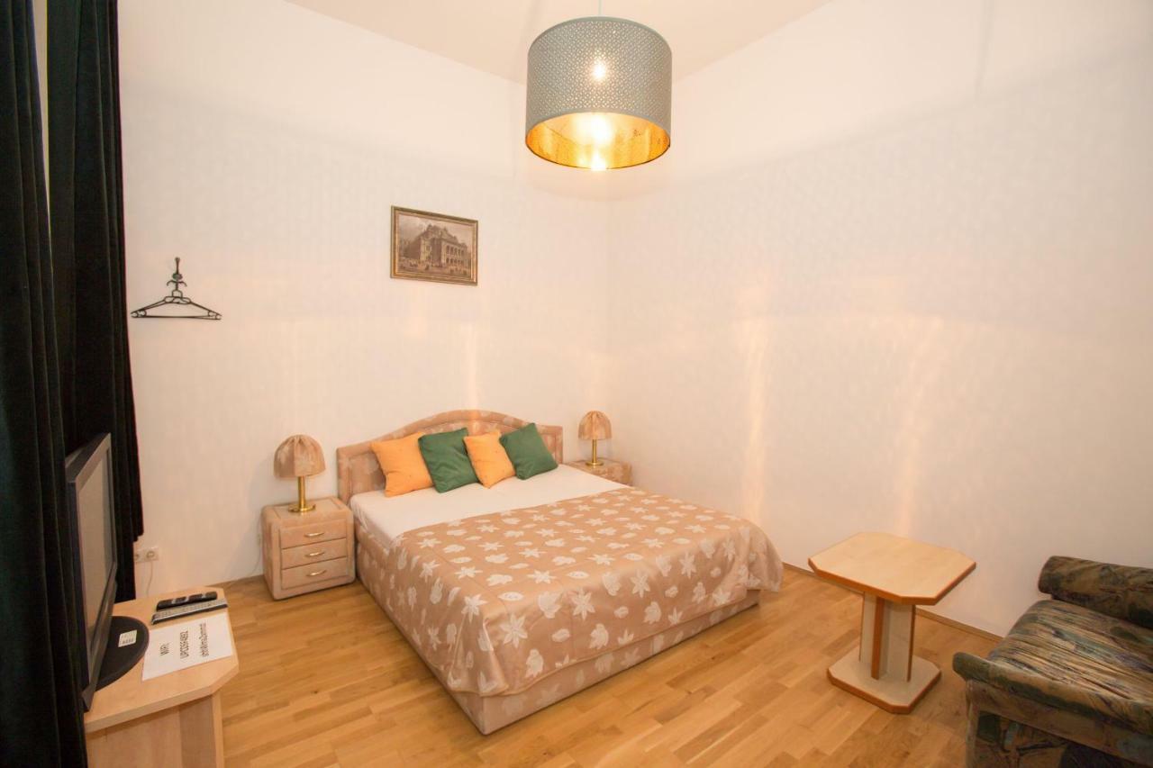 Apartament Opera 1 *